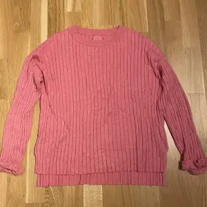 Snygg stickad rosa tröja från Zara! Superfin och mysig, använd mycket få gånger och därmed i bra skick. Storleken är 152 cm men passar som en S!
