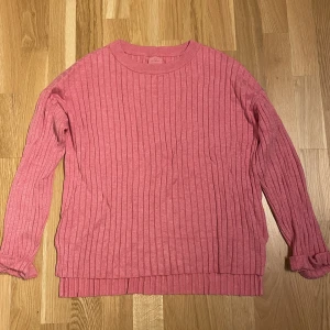 Snygg stickad tröja - Snygg stickad rosa tröja från Zara! Superfin och mysig, använd mycket få gånger och därmed i bra skick. Storleken är 152 cm men passar som en S!