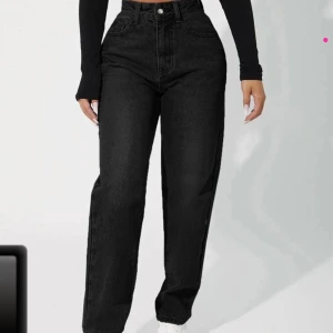 Svarta raka jeans - Super snygga raka jeans som jag beställde i 2 storlekar så säljer därför dessa par! Kan skicka egna bilder i chatten om så önskas 💞 