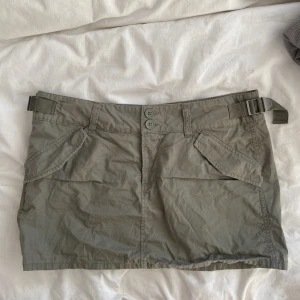 Cargo skirt  - Säljer denna gröna cargo minikjolen från h&m i storlek S(36), jag är 165cm och brukar använda S för referens. Om du har övriga frågor eller vill ha fler bilder är det bara att hmu! Köparen står för frakten och betalning med swish. <3