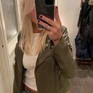 Grön skinnjacka - Svin cool skinnjacka i en militärgrön färg⚡️ Väldigt bra skick och kvalitet, nypris ca 2000kr