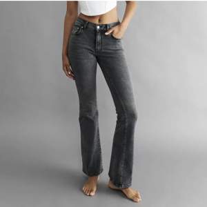 Säljer ett par gråa low waist bootcut jeans i nyskick som knappt e använda jeansen e köpta för 499 kr och är i storlek 38 men passar mig som brukar vara 32-34 och 167 cm lång💓