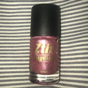 Nagellack glittrigt  - Säljer detta nagellack då jag har många olika färger. 