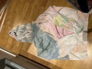 Oversized tjocktröja - En jätte fin stor hoodie. Den går nästan till knäna till mig som är 174cm. Använd cirka två gånger. Vid snabb affär går priset förhandlas.
