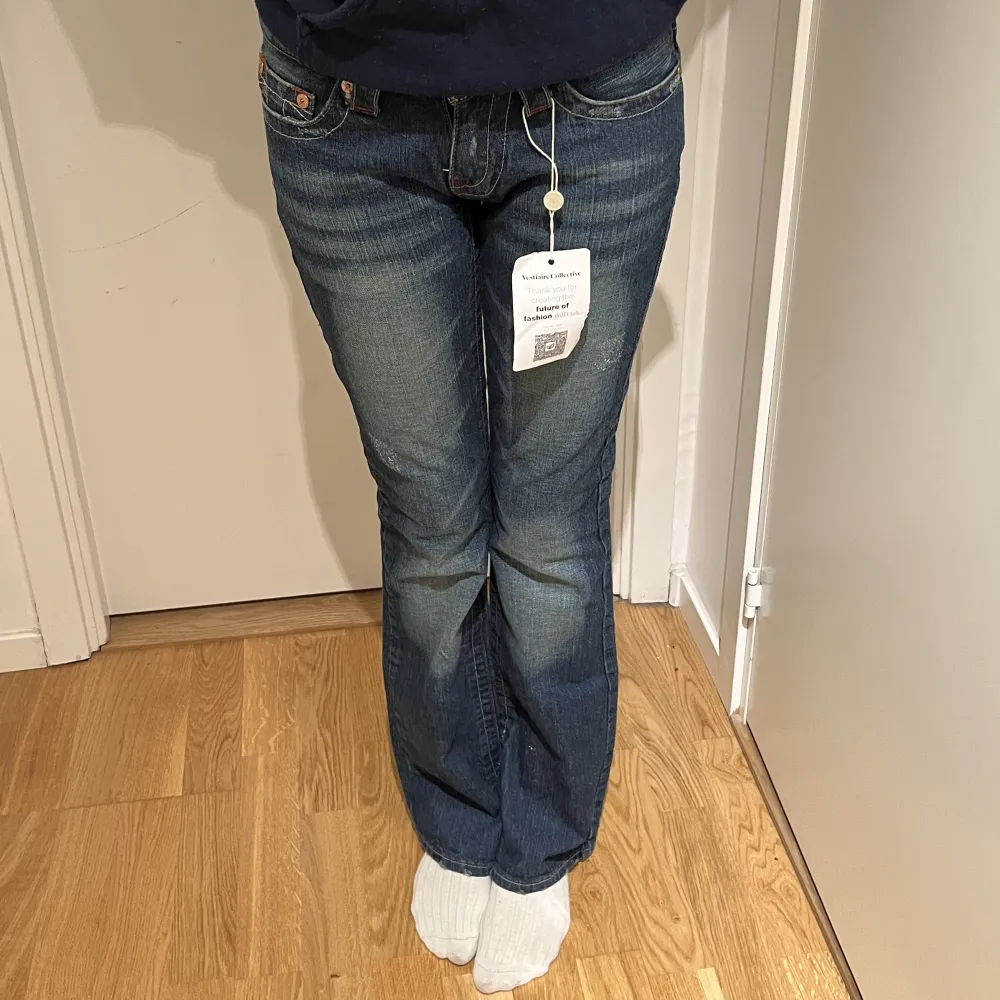 Ett par snygga jeans från True Religion, de är i ett bra skick och äkta med tag från Vestiaire Collective. Säljs dessutom online för över 2000 kronor.. Jeans & Byxor.