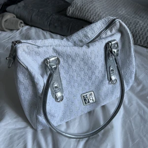 Vit väska - En vit vintage handväska. Fint skick. 100kr + frakt 69kr 