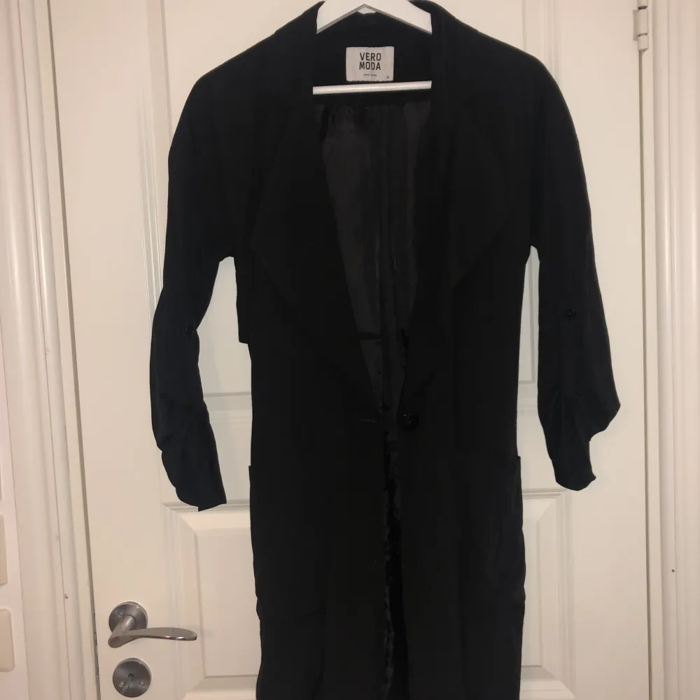 Säljer min fina trenchcoat från Vero Moda i storlek XS. Är i en tunnare variant som passar till allt! Använd ett fåtal gånger🖤. Jackor.