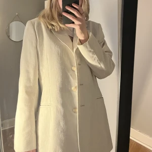 Beige kavaj - En väldigt fin kavaj, känns väldigt lyxig och rejäl. Jag har tagit bort axelvaddarna så är uppsprättat inifrån. Skriv vid frågor☺️