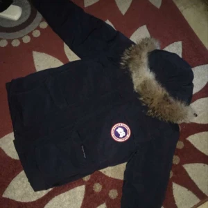 Canada goose jacka  - Använd äkta canada goose jacka! Säljer den för att den är för små på mig, storlek Small som passar Medium. Priset kan diskuteras. 