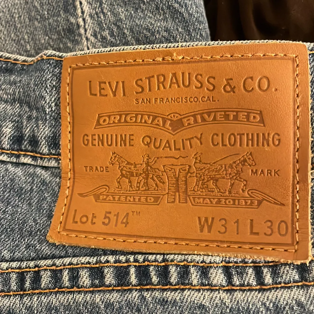 Lågmidjade Levis jeans  Modellen heter Levi’s 514  Har storlek 31 i midjan och 30 i längd Riktigt fina som är i nyskick. Jeans & Byxor.