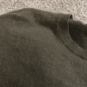 Chasmire tröja  - Väldigt bekväm chasmire tröja som är i väldigt bra Skick som tyvär är för stor för min del.