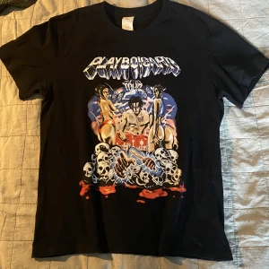 Playboi Carti T-Shirt - As fet playboi carti tröja! Perfekt pass form.  Kondition: 9/10. Size: M. Säljer för 300 men pris kan diskuteras vid snabb affär!