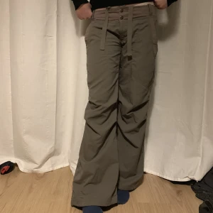 Vintage nike  - Ascoola vintage Nike cargo byxor, lågmidgade och har stora fickor! (skitbra) Skriv privat för mått osv (personen på bilden är 166) 