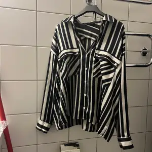 Blus/skjorta från zara. Strl L. Aldrig använd. Så i nyskick!  200kr