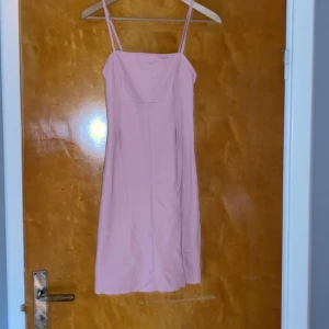 Klänning från Nelly  - Tight klänning från NLY Trend i storlek xs. Inköpt för cirka 2 år sedan, använd cirka 5-7 gånger och i bra skick.