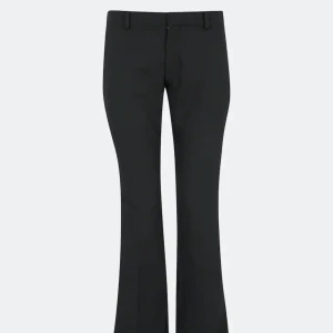 Bikbok kostymbyxor  - Säljer mina kostymbyxor från bikbok storlek 34 (petit) med slits längst ner. Köpte dessa strax innan jul, har andvänts ett fåtal gånger. Skriv privat för bätttre bilder eller frågor💕