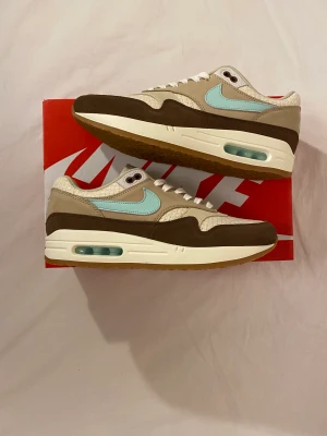 Nike Air Max 1 ”Crepe Hemp” - Hej! Jag säljer ett par helt nya Air Max 1 ”Crepe Hemp” i storlek 42,5 för 2000kr ink frakt! 🚚🤎 Fraktar samma eller dagen efter betalning 💯 📦  Bara att skriva vid frågor 😊💖