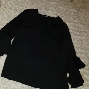 Blus - Säljer en fin svart blus i stl XS. Endast provad. 150:- köparen står för frakten 