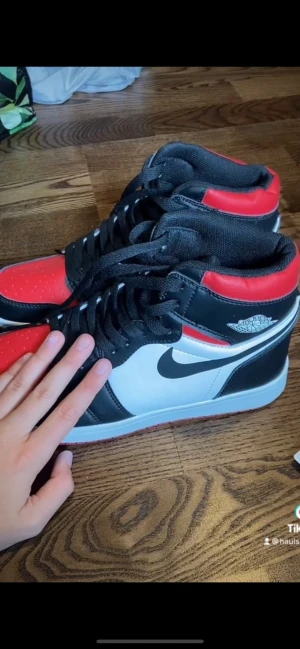 Jordans - Hej säljer mina jordans från Spanien som är i super skick. Använda två gånger och de är nu försmå. Är som nya. Säljer billigt pga att jag vill bli av med de snabbt 