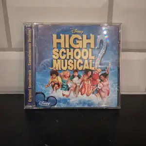 En fullt fungerande CD-skiva med high school musical 2 låtar.