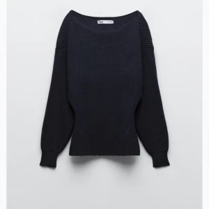 Stickad marinblå tröja - Säljer min helt oanvända stickade tröja från zara, lappen kvar. Då jag beställde 2 storlekar. Kan bäras så som på bild eller lite mer offshoulder❤️