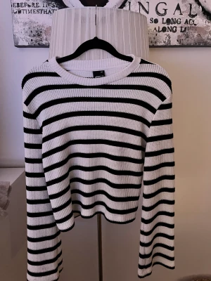 RandigTröja - Super söt randig tröja med lite vida armar längst ned! Storlek xxs men passar perfekt för mig som är S! Nypris: 299/399kr