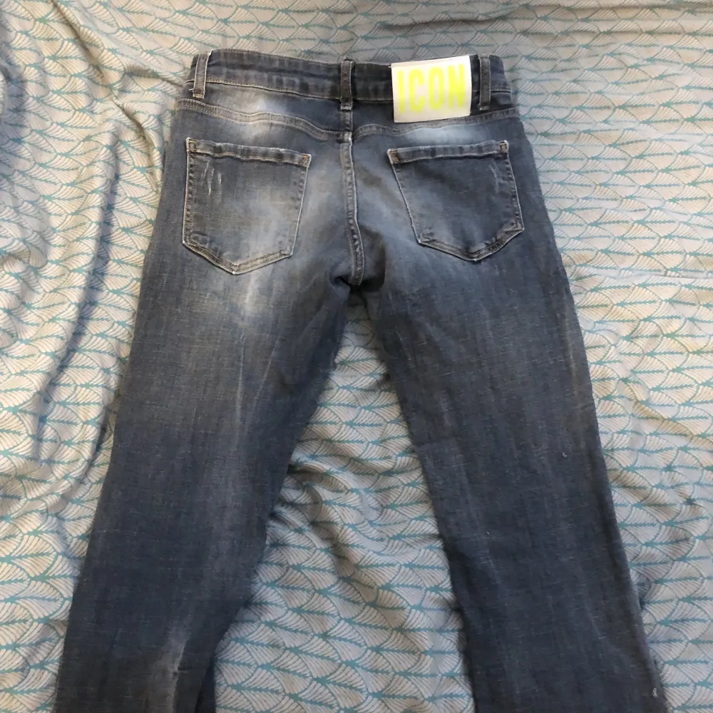 Dsq2 byxor säljes nu dåliga bilder tagna strl 164/160 xs. Jeans & Byxor.