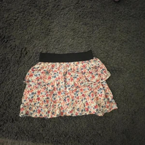 Kjol - Volangkjol från Gina tricot