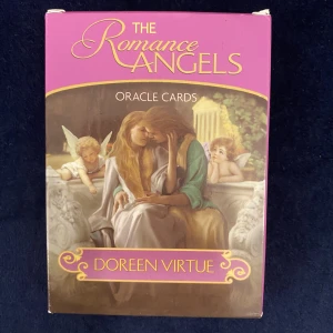 Orakelkort - Säljer dessa The Romance Angels oracle cards, Dorten Virtue. Säljer då dom inte kommer till användning längre. Innehåller 44st orakelkort och är försiktig använda, i nytt skick! Köptes för 130kr. Tveka inte fråga något om ni har några funderingar!