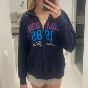 Zip up hoodie - Jätte fin zip up hoodie använd en gång