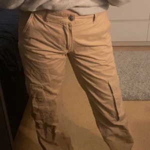 Cargo byxor - Beige cargo byxor som nästan är helt nya, använda vid två tillfällen men säljer då de inte riktigt vart min stil💘  Storlek 32! (Skriv för fler bilder)