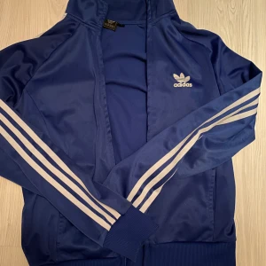 adidas jumper - jätte snygg adidas jumper i storlek S, väldigt skön och har inga slitage💙💙 