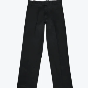 Dickies byxor  - Dickies 874 svarta, jättesköna byxor som sitter så bra tyvärr har jag växt ur dom nu så dom ser väldigt korta ut men det är dom inte.  Midjemått 78cm  Innerbenet 76cm 