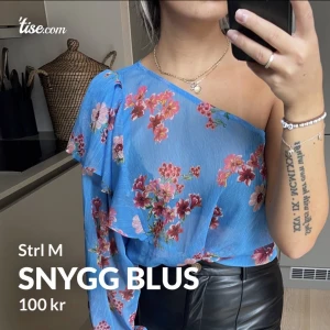 Blus  - Snygg blus men volanger från stradivarius i storlek M, använt 1 gång🥰