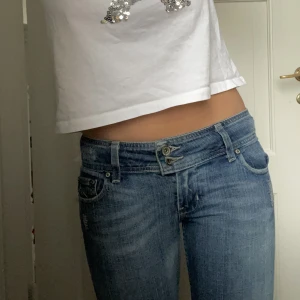 Jeans!!! - Säljer dessa sjukt coola o trendiga lågmidjade jeans pga att de tyvärr är för korta på mig😫💔 Midjemått 28 och längd 29! Köpte från en unik secondhandbutik i London så märket heter Mossimo Denim, kom privat för intresse!💞