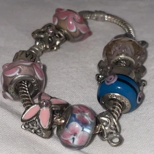 Vintage Berlock Armband - Säljer mitt berlock armand från Pandora som jag inte använt sen jag var jätte liten. 10 berlock. Super fin och storlek S. Köparen står för frakten och priset kan absokut diskuteras💖