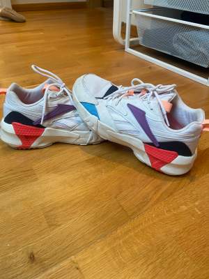 Färgglada sneakers från Reebok i storlek 41. Super sköna att gå i eller träna! 