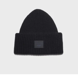 Acne mössa  - Säljer en ursnygg svart acne mössa. Skicket är användt men fortfarande fin. Inga slitningar. Nypris 1200 mitt pris 500 kr 