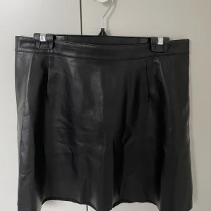 Skinnkjol  - Skinnkjol ifrån vila. Knappt använd