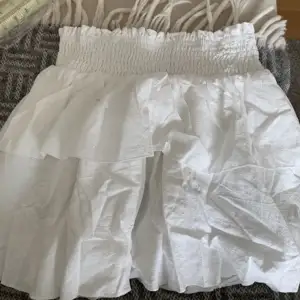 Säljer den vit kjol!☺️
