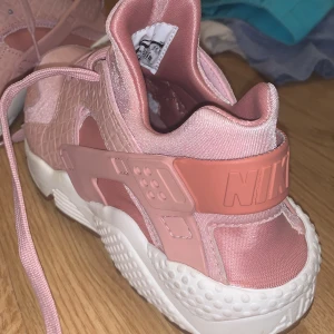 Nike air - Nike – Air Huarache Run Premium skor som aldrig är andvända, de är helt nya bara testade. De är köpta för ca 1500kr från ASOS. Säljer för de är för stora