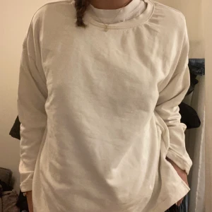 Hm pullover - Som en college tröja fast tunnare! Felfri. Lite mer åt off white hållet!
