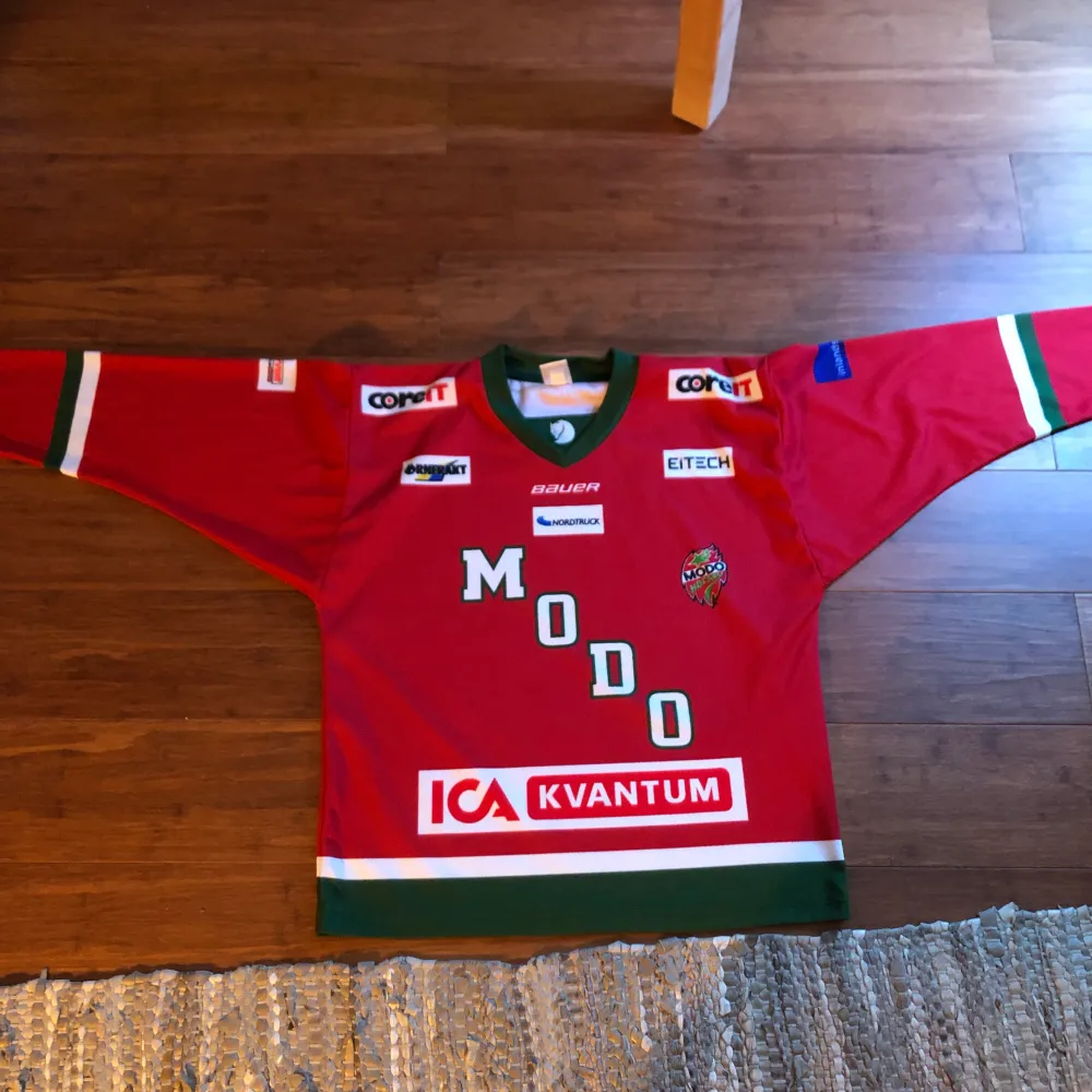 En hockey Modo tröja i otroligt bra skick. Köpte för 799 kr för ungefär ett år sedan. Har andvänts en eller två gånger. Pris kan diskuteras😀. Tröjor & Koftor.