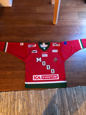 Modo hockey tröja - En hockey Modo tröja i otroligt bra skick. Köpte för 799 kr för ungefär ett år sedan. Har andvänts en eller två gånger. Pris kan diskuteras😀