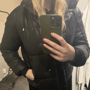 Svart jacka  - Säljer min svarta dunjacka! Använd under en kort period! Säljer då jag har en annan jag använder mer. Superfin i modellen och jätteskön. Som ny! Säljer för 200kr + frakt❣️   Kram 