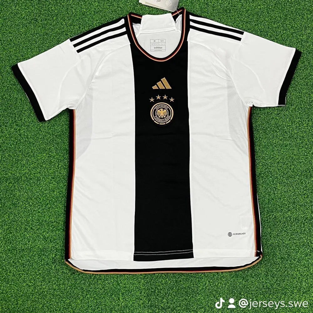 Tysklands hemmatröja för VM 2022 i storlek S o M.. T-shirts.