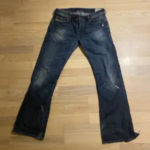 Jättesnygga low waisted bootcut jeans, från Diesel. Har slitning vid kanten på slutet av vänstra benet, men inga andra skador. Har lång innebenslängd och passar bra upp till längden 172 cm . Köpta för 1000kr. Pris kan diskuteras❗️ Skriv för fler bilder!🍒