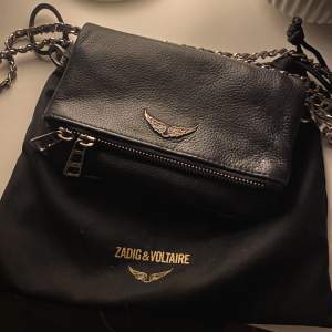 Säljer min Zadig & Voltaire väska i minsta storleken, ”prydnads” kedjan är av men annars bra kvalite. Säljer för 900 men pris kan diskuteras!🖤