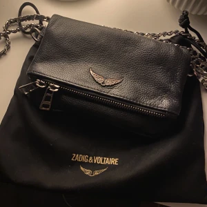 Zadig & Voltaire väska - Säljer min Zadig & Voltaire väska i minsta storleken, ”prydnads” kedjan är av men annars bra kvalite. Säljer för 900 men pris kan diskuteras!🖤