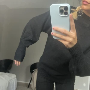 stickad tröja  - ballong ärmar med mudd